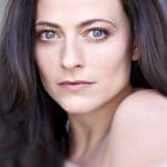 ลาร่า พัลเวอร์ (Lara Pulver)