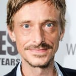 แม็คเคนซี่ ครุก (Mackenzie Crook)