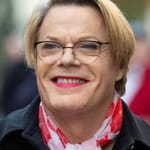 ซูซี่ เอ็ดดี้ อิซซาร์ด (Suzy Eddie Izzard)