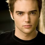 ดรูว์ ไทเลอร์ เบลล์ (Drew Tyler Bell)