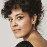 เมฟ จิงกิ้งส์ (Maeve Jinkings)