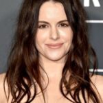 เอมิลี่ แฮมป์เชียร์ (Emily Hampshire)