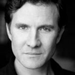 โจ สโตน-ฟิววิงส์ (Jo Stone-Fewings)