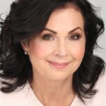 โรบิน แบรดลีย์ (Robyn Bradley)