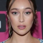อลิเซีย เดบแนม-แครี่ (Alycia Debnam-Carey)