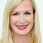 แองเจล่า คินซีย์ (Angela Kinsey)