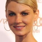 แองเจล่า ลินด์วัลล์ (Angela Lindvall)