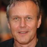 แอนโธนี่ สจ๊วร์ต เฮด (Anthony Stewart Head)