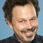 เคอร์ติส อาร์มสตรอง (Curtis Armstrong)