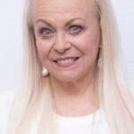 แจ๊กกี้ วีเวอร์ (Jacki Weaver)