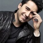 จอห์น ลอยด์ ยัง (John Lloyd Young)