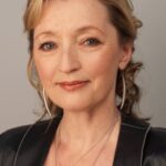 เลสลีย์ แมนวิลล์ (Lesley Manville)