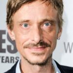 แม็คเคนซี่ ครุก (Mackenzie Crook)