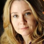 เมแกนติดตาม (Megan Follows)