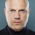 ไมเคิล ชิคลิส (Michael Chiklis)