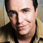 พอล แม็คกิลเลี่ยน (Paul McGillion)