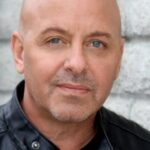 รอน โธมัส (Ron Thomas)