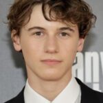 แซม นิโวลา (Sam Nivola)