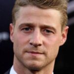 เบน แม็คเคนซี่ (Ben McKenzie)