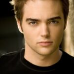 ดรูว์ ไทเลอร์ เบลล์ (Drew Tyler Bell)