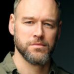 เอลเลียต โคแวน (Elliot Cowan)