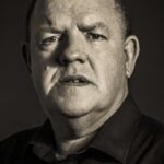 จอห์น เฮนชอว์ (John Henshaw)