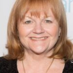 เลสลี่ย์ นิโคล (Lesley Nicol)