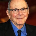 สจ๊วร์ต สเติร์น (Stewart Stern)