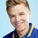 เบรตต์ เดเวิร์น (Brett Davern)