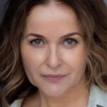 จูเลีย ซาวาลฮา (Julia Sawalha)