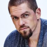 สตีฟ ฮาวีย์ (Steve Howey)