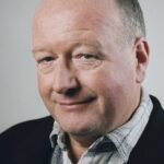 บ็อบ เบนส์ (Bob Baines)