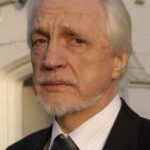 เอ็ดเวิร์ด เพเธอร์บริดจ์ (Edward Petherbridge)