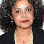 ลินดา กราวัตต์ (Lynda Gravatt)