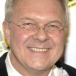 วอลเตอร์ บ็อบบี้ (Walter Bobbie)